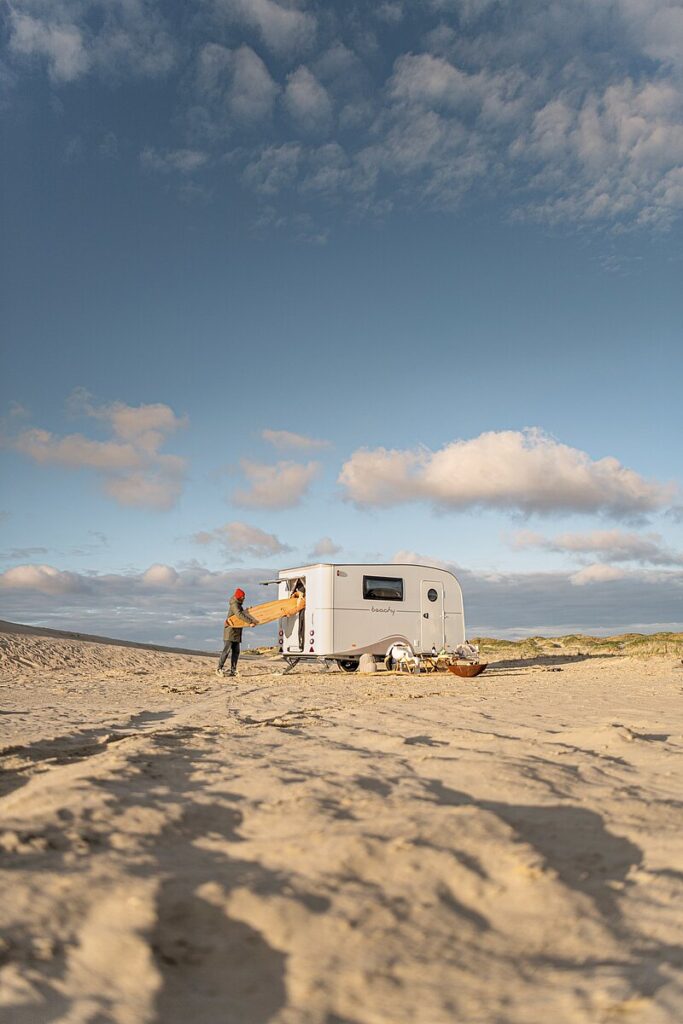 2025-ww-beachy-420-Mood-Surfboard-Heck-People-aussen-1683-BEAR-PRESSE-thumb