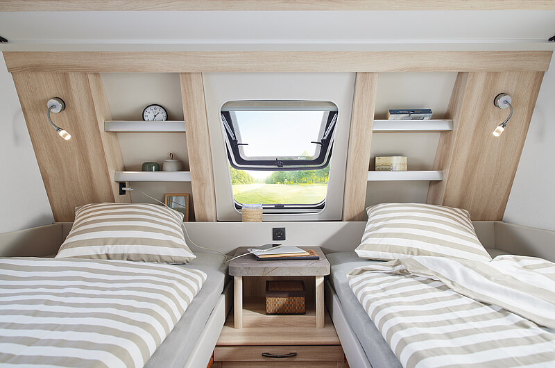 2026-WW-De-Luxe-515-UHL-innen-Bugfenster-Regale-q-BEAR-PRESSE-thumb