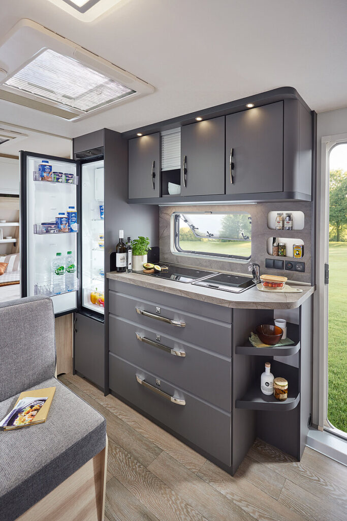 2026-WW-De-Luxe-540-KMFe-innen-Seitenkueche-h-BEAR-PRESSE-thumb