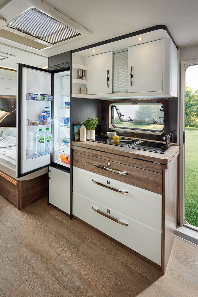 2026-WW-Excellent-Edition-495-UL-innen-Seitenkueche-h-BEAR-PRESSE-thumb