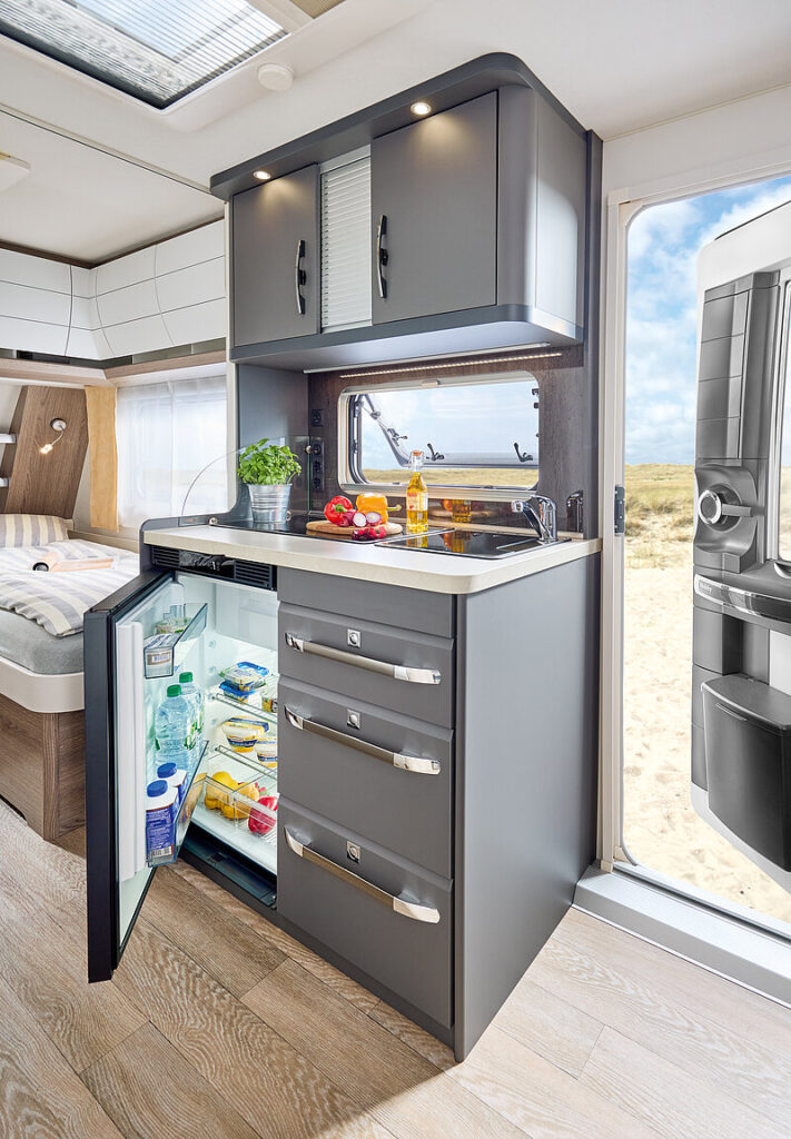 2026-WW-Ontour-460-DL-innen-kompakte-Seitenkueche-h-BEAR-PRESSE-thumb