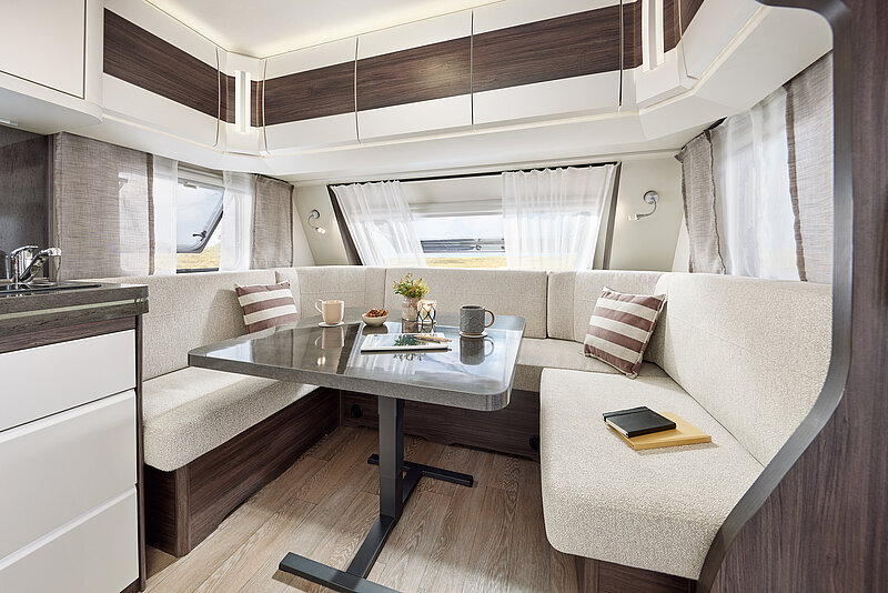 2026-WW-Prestige-560-WLU-innen-U-Sitzgruppe-Bug-q-BEAR-PRESSE-thumb