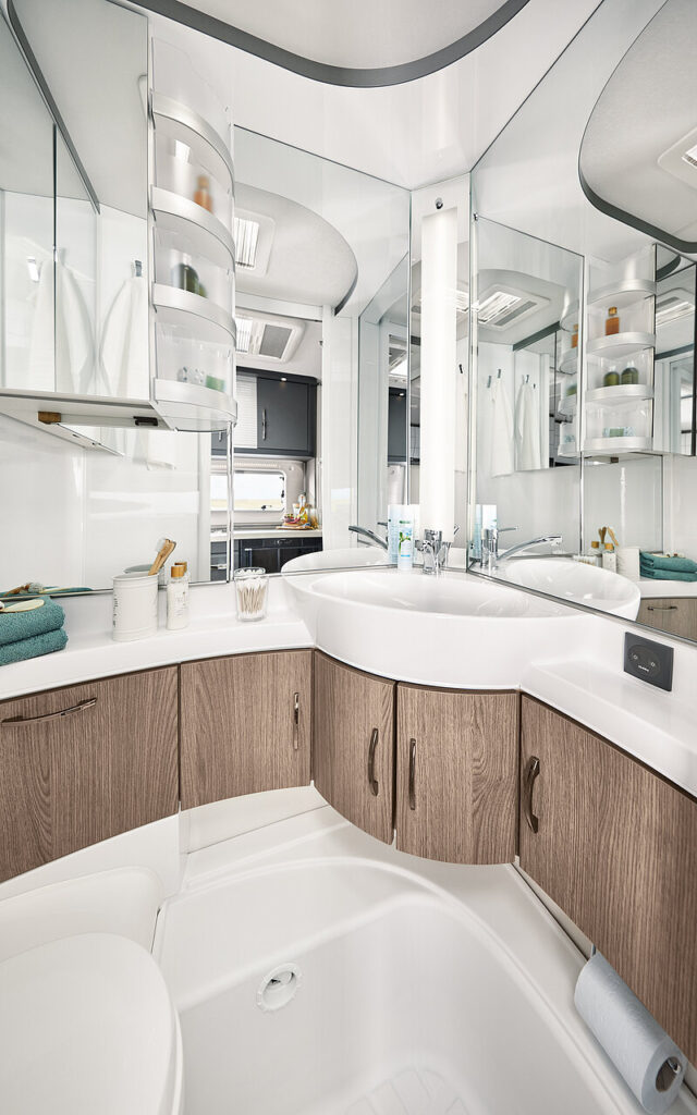 2026-ww-ontour-460dl-innen-kompaktwaschraum-mit-waschbecken-toilette-h-BEAR-PRESSE-thumb